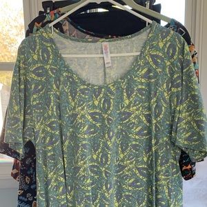 6/$15 Large perfect tee in gently used condition - blue, yellow and black